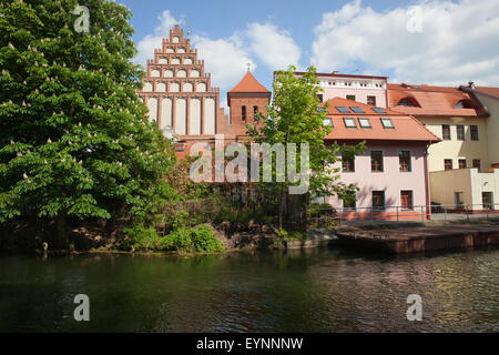 Vue sur la rivière de la ville de Bydgoszcz en Pologne, la Cathédrale sur la gauche. Banque D'Images