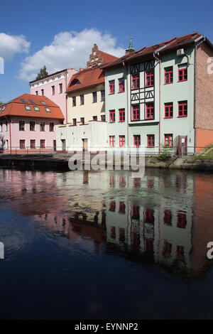 Bydgoszcz en Pologne, édifices le long de la rivière Brda avec réflexion sur l'eau, centre-ville historique. Banque D'Images