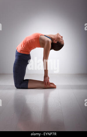 Belle femme yogini fit sport pratique le yoga asana ustrasana Banque D'Images