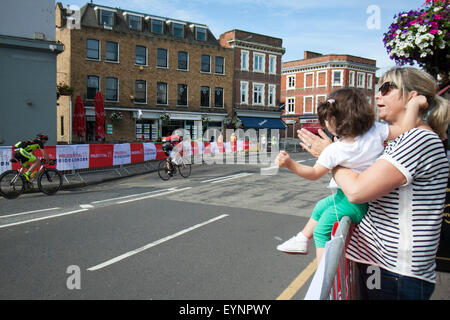 Wimbledon, Londres, Royaume-Uni. 2 Août, 2015. Des milliers de coureurs de prendre part à la Prudential London-Surrey défi vélo passant par Wimbledon Village à vélo. Credit : amer ghazzal/Alamy Live News Banque D'Images