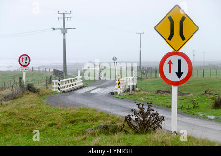 La signalisation routière sur la route de gravier, avec pont, Wairarapa, Glenburn, île du Nord, Nouvelle-Zélande Banque D'Images