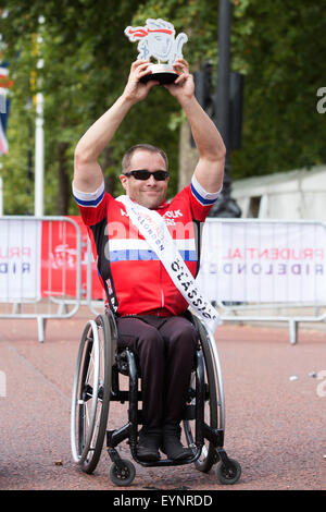 Londres, Royaume-Uni. 2 août 2015. Prudential RideLondon 2015. Brian Alldis, vainqueur de la course classique handbike. Photo : OnTheRoad/Alamy Live News Banque D'Images