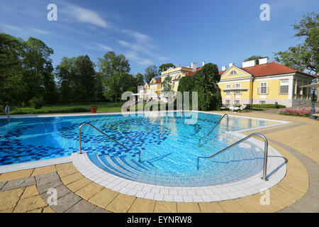 Resort de luxe en Hongrie, au premier plan piscine turquoise pour les clients. Banque D'Images