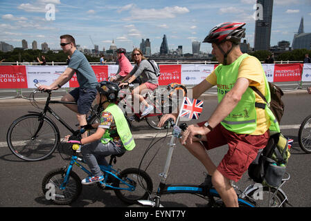 Au cours de l'action Prudential RideLondon événement Freecycle à Londres à la fin de semaine. On voit ici les cyclistes traversant Waterloo Bridge. Banque D'Images