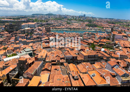 Portugal, Porto - vue sur le fleuve Douro et le centre historique de la ville Banque D'Images