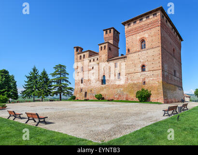 Ancien château médiéval dans la petite ville de Grinzane Cavour en Piémont, Italie du Nord. Banque D'Images