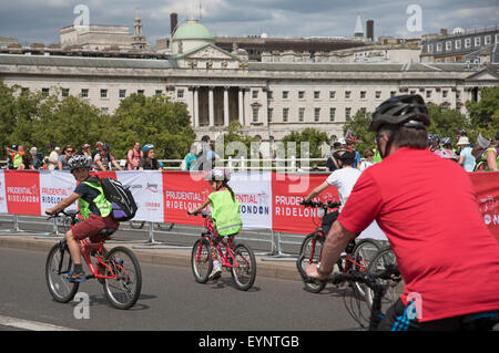 Au cours de l'action Prudential RideLondon événement Freecycle à Londres UK Cyclistes vu ici crossing Waterloo Bridge. Banque D'Images