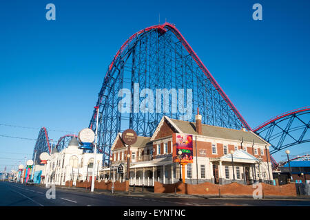 Grande ourse big one à sensations fortes à Blackpool Pleasure Beach Holiday Resort, Lancashire, Angleterre Banque D'Images