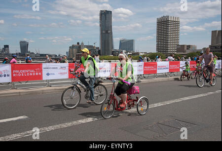 Au cours de l'action Prudential RideLondon événement Freecycle à Londres UK Cyclistes vu ici crossing Waterloo Bridge. Banque D'Images