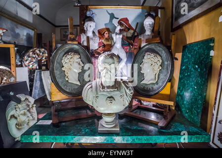 Magasin d'antiquités de Rome, vue d'une exposition de bustes de l'empire romain et statues dans une vitrine d'antiquités dans le quartier historique Sant'Eustachio de Rome, Italie. Banque D'Images