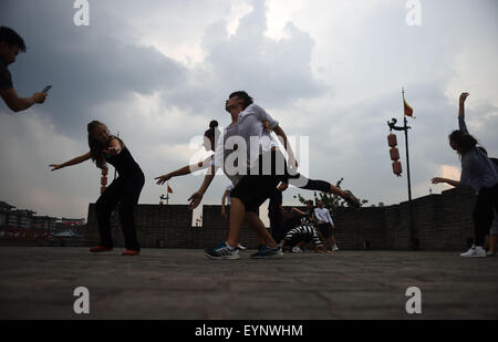 Xi'an, province du Shaanxi en Chine. 2 Août, 2015. Les membres de la première China-Central et l'Europe de l'Est (PECO) assister à un camp d'été de danse flash mob sur le mur de la ville de Xi'an, capitale de la Province chinoise de Shaanxi nord-ouest, le 2 août 2015. Liangkuai Crédit : Jin/Xinhua/Alamy Live News Banque D'Images