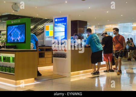 Les clients essayer des ordinateurs à un kiosque de Microsoft dans le Time Warner Center à New York, la promotion d'autres produits Windows 10 et, vu le jeudi 30 juillet 2015. Windows 10 est sorti comme une mise à niveau gratuite avec un minimum de tapage hier. (© Richard B. Levine) Banque D'Images