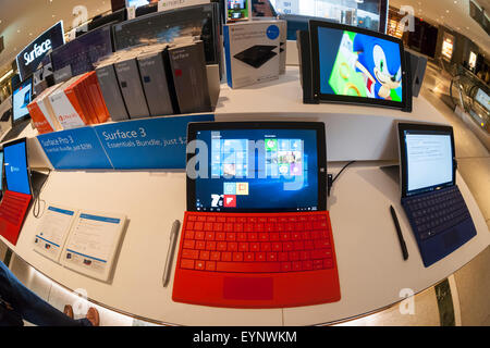 Windows 10 est vu en cours d'exécution sur un ordinateur Microsoft Surface à un kiosque dans le Time Warner Center à New York le jeudi 30 juillet 2015. Windows 10 est sorti comme une mise à niveau gratuite avec un minimum de tapage hier. (© Richard B. Levine) Banque D'Images
