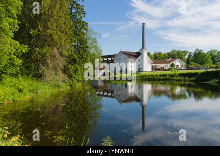 Palmse réflexion distillerie dans l'eau d'étang, de l'Estonie Banque D'Images