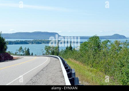 Trans Canada Highway le long de la rive du lac Supérieur Banque D'Images