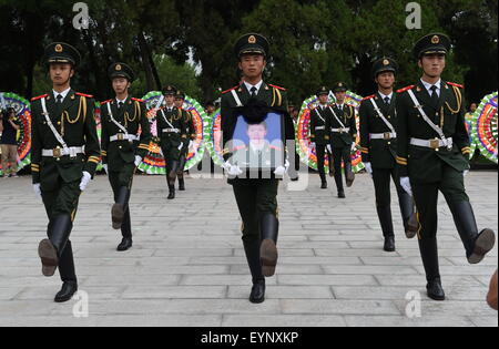 Cangzhou, dans la province du Hebei en Chine. 2 Août, 2015. Le deadee d'escorte des soldats de garde chinois Zhang Nan, qui a été tué dans une attaque terroriste en Somalie, lors de ses funérailles au mausolée de martyrs à Jiaxing, Chine du Nord, Province de Hebei, 2 août 2015. Nan Zhang, 28 ans, a été un agent de sécurité dans l'ambassade de Chine en Somalie. La demeure de Zhang a été retourné à Jinan le samedi soir, avec deux autres gardes blessés escortant son cercueil. La force de police armée conféré à titre posthume un badge de "garde fidèle' sur Zhang. Credit : Fu Xinchun/Xinhua/Alamy Live News Banque D'Images