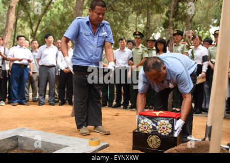 Cangzhou, dans la province du Hebei en Chine. 2 Août, 2015. Placer le reste des travailleurs de garde chinois Zhang Nan, qui a été tué dans une attaque terroriste en Somalie, lors de ses funérailles au mausolée de martyrs à Jiaxing, Chine du Nord, Province de Hebei, 2 août 2015. Nan Zhang, 28 ans, a été un agent de sécurité dans l'ambassade de Chine en Somalie. La demeure de Zhang a été retourné à Jinan le samedi soir, avec deux autres gardes blessés escortant son cercueil. La force de police armée conféré à titre posthume un badge de "garde fidèle' sur Zhang. Credit : Fu Xinchun/Xinhua/Alamy Live News Banque D'Images