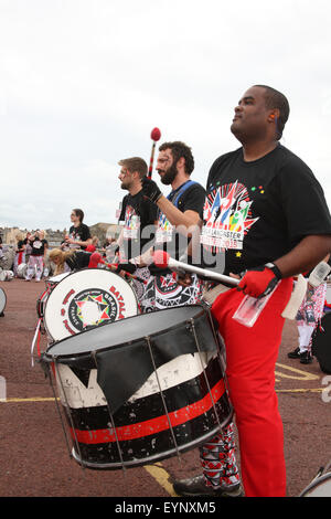 Morecambe, Royaume-Uni 2 août 2015, plus de 200 Batala Encontro batteurs dans les UK, Europe, USA et les Caraïbes le long de la promenade de Morecambe pour démarrer la station balnéaire de Morecambe 2015 Feista, l'Encontro Drummers où dans les pays voisins de la Lancaster Lancaster Balta Encontro qui a commencé le vendredi 31 juillet 2015. Batala est une forme de Samba originaire de Salvador de Bahia dans le nord-est du Brésil. Batala a été formé en tant que l'aile de Cortejo Afro (un style de Samba brésilienne) par Giba Gonçalves à Paris en 1997 Banque D'Images