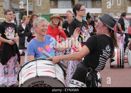 Morecambe, Royaume-Uni 2 août 2015, plus de 200 Batala Encontro batteurs dans les UK, Europe, USA et les Caraïbes le long de la promenade de Morecambe pour démarrer la station balnéaire de Morecambe 2015 Feista, l'Encontro Drummers où dans les pays voisins de la Lancaster Lancaster Balta Encontro qui a commencé le vendredi 31 juillet 2015. Batala est une forme de Samba originaire de Salvador de Bahia dans le nord-est du Brésil. Batala a été formé en tant que l'aile de Cortejo Afro (un style de Samba brésilienne) par Giba Gonçalves à Paris en 1997 Banque D'Images