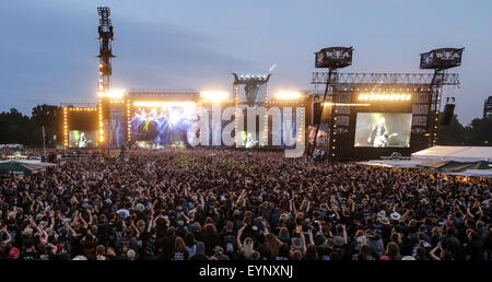 Le Wacken, Allemagne. 06Th Aug 2015. Visiteurs célébrer en face de l'étapes au Wacken Open Air festival à Wacken, Allemagne, 01 août 2015. Fans de partout dans le monde entier ont assisté à la plus grande des groupes heavy metal festival du 30 juillet au 01 août. Photo : AXEL HEIMKEN/dpa/Alamy Live News Banque D'Images