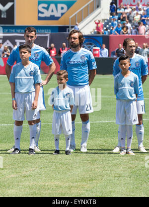 New York, NY - 1 août 2015 : Andrea Prilo (21) Ecouter l'hymne national avant le match entre New York City FC et l'Impact de Montréal au Yankee Stadium Banque D'Images