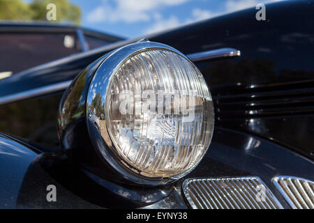 Gros plan des projecteurs d'une belle voiture vintage noir Banque D'Images