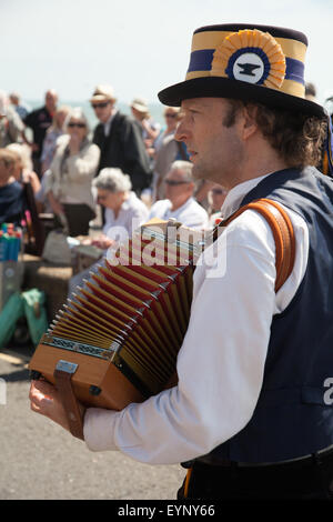 Morris Dancers et les mimes effectuer au cours de la messe dans la danse folklorique, 2015 Semaine à Sidmouth Banque D'Images