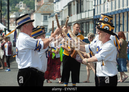 Morris Dancers et les mimes effectuer au cours de la messe dans la danse folklorique, 2015 Semaine à Sidmouth Banque D'Images