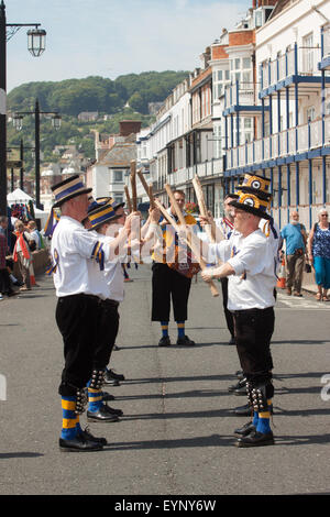 Morris Dancers et les mimes effectuer au cours de la messe dans la danse folklorique, 2015 Semaine à Sidmouth Banque D'Images