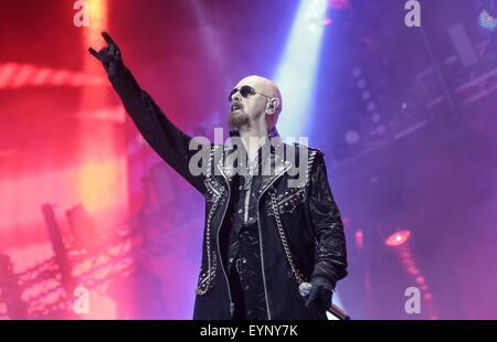 Le Wacken, Allemagne. 06Th Aug 2015. Chanteur Rob Halford du groupe de heavy metal Judas Priest accueille leurs fans alors qu'il joue sur la scène au Wacken Open Air festival à Wacken, Allemagne, 01 août 2015. Fans de partout dans le monde entier ont assisté à la plus grande des groupes heavy metal festival du 30 juillet au 01 août. Photo : AXEL HEIMKEN/dpa/Alamy Live News Banque D'Images