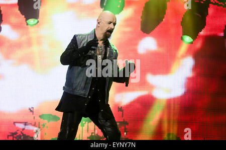 Le Wacken, Allemagne. 06Th Aug 2015. Chanteur Rob Halford de Judas Priest heavy metal band joue sur la scène au Wacken Open Air festival à Wacken, Allemagne, 01 août 2015. Fans de partout dans le monde entier ont assisté à la plus grande des groupes heavy metal festival du 30 juillet au 01 août. Photo : AXEL HEIMKEN/dpa/Alamy Live News Banque D'Images