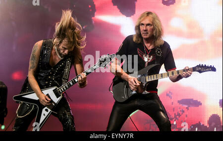 Le Wacken, Allemagne. 06Th Aug 2015. Richie Faulkner (L) et Glenn Tipton, guitaristes du groupe de heavy metal Judas Priest, effectuer sur scène à Wacken Open Air festival à Wacken, Allemagne, 01 août 2015. Fans de partout dans le monde entier ont assisté à la plus grande des groupes heavy metal festival du 30 juillet au 01 août. Photo : AXEL HEIMKEN/dpa/Alamy Live News Banque D'Images