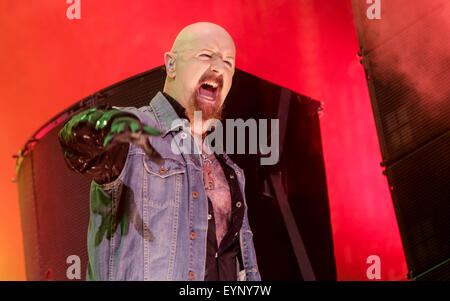 Le Wacken, Allemagne. 06Th Aug 2015. Chanteur Rob Halford de Judas Priest heavy metal band joue sur la scène au Wacken Open Air festival à Wacken, Allemagne, 01 août 2015. Fans de partout dans le monde entier ont assisté à la plus grande des groupes heavy metal festival du 30 juillet au 01 août. Photo : AXEL HEIMKEN/dpa/Alamy Live News Banque D'Images