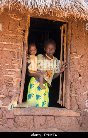 Berta girl avec bébé dans une hutte, près de l'Éthiopie, Asossa Banque D'Images