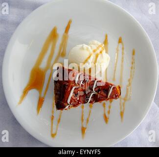 Gâteau au caramel au chocolat et crème glacée enrobé de sauce caramel Banque D'Images