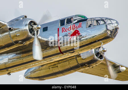 Bombardier nord-américain B-25 Mitchell de Red Bull, les Flying Bulls. Red Bull sponsorise l'aviation, les avions. Aluminium poli Banque D'Images