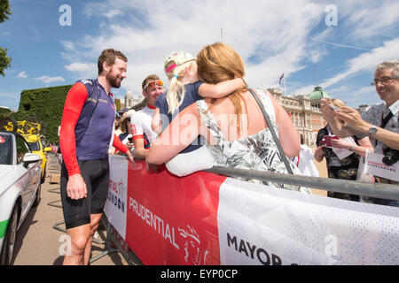 Londres, Royaume-Uni. 2 Août, 2015. Sir Bradley Wiggins est photographié avec des fans avant la Prudential RideLondon-Surrey Classic à Horse Guards Parade, Londres, Royaume-Uni le 2 août 2015. La course a débuté à Horse Guards Parade et se terminera sur le Mall, après un parcours de 200 km autour de Surrey et du Grand Londres. Crédit : Andrew Peat/Alamy Live News Banque D'Images