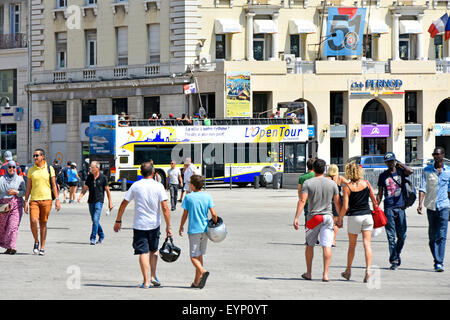 Marseille Vieux Port Marseille Vieux Port personnes marchant sur une promenade au bord de l'eau avec open top sightseeing bus à impériale au-delà Banque D'Images