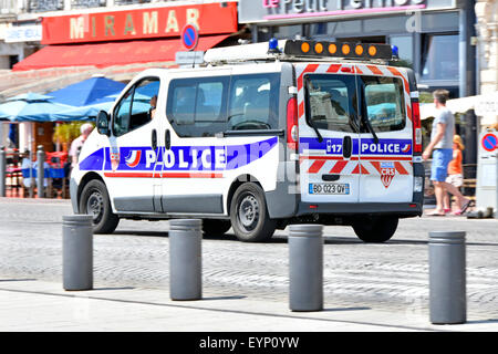 Véhicule de police français Marseille patrouiller le secteur riverain de l'Ancien Port de Marseille Vieux Port Provence Sud de la France Banque D'Images