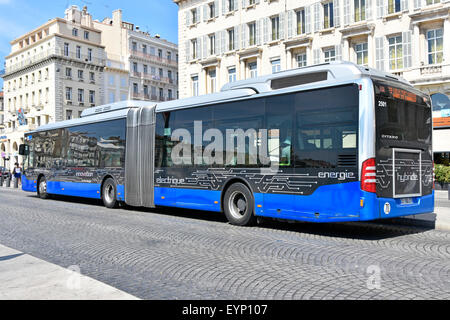 Marseille Vieux Port Marseille Provence Sud de la France Mecedes Benz Citaro bendy bus à Quai des Belges sur le front de la rue pavée Banque D'Images