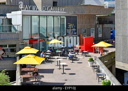Hayward Art Gallery bâtiment et enseigne avec rafraîchissements extérieurs faisant partie du complexe artistique Southbank ou South Bank à Lambeth Londres Angleterre Royaume-Uni Banque D'Images