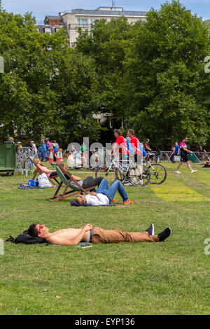 Londres, Royaume-Uni. 2 Août, 2015. Météo France : les Londoniens profiter du bain météo à Green Park pendant l'PrudentialRide. Credit : Tove LARSEN/Alamy Live News Banque D'Images