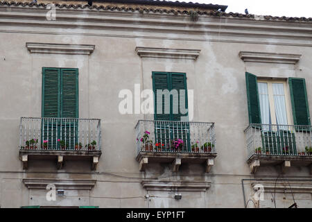 WA mur avec trois balcons et fenêtres. Banque D'Images