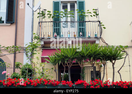 Blanche Neige et les Sept Nains les nains de jardin sur un balcon. Banque D'Images