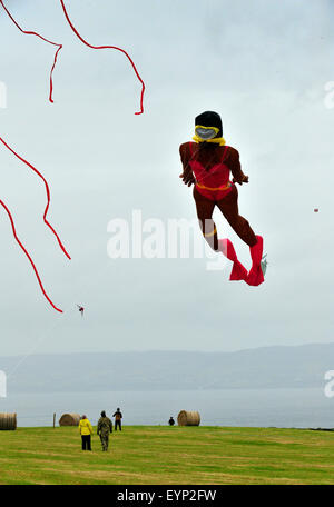 Downhill Demesne Kite Festival, le comté de Londonderry, Irlande du Nord, Royaume-Uni. 2 Août, 2015. La fusion de l'équipe de Kite, de la nord-ouest de l'Angleterre, offre une exposition de cerfs-volants, avec un tableau de figures d'animaux, à la descente Demesne Kite Festival à la propriété du National Trust, Castlerock dans comté de Derry. Crédit : George Sweeney / Alamy Live News Banque D'Images