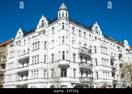 Une vieille maison blanche vu à Berlin Banque D'Images