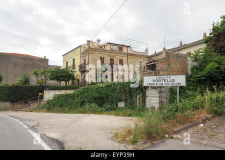 Aire de stationnement en bordure de route à côté d'un groupe de bâtiments. Banque D'Images