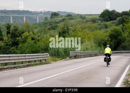 Une randonnée cycliste le long de la SS16 dans les Abruzzes en Italie, avec l'A14 Moro Viadotto en arrière-plan. Banque D'Images