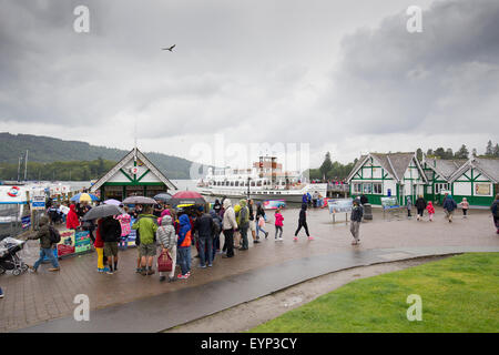 Sur le lac de Bowness On Windermere, Cumbria, Royaume-Uni. 2 Août, 2015. Météo Royaume-uni:Les touristes à l'abri de la pluie de l'après-midi. Bowness Bay Crédit : avant : Gordon Shoosmith/Alamy Live News Banque D'Images