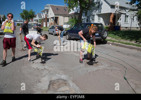 Hamtramck, au Michigan - Membres de l'équipe de réparation de la route de guérilla Hamtramck remplir les nids-de-poule sur les rues de la ville. Banque D'Images